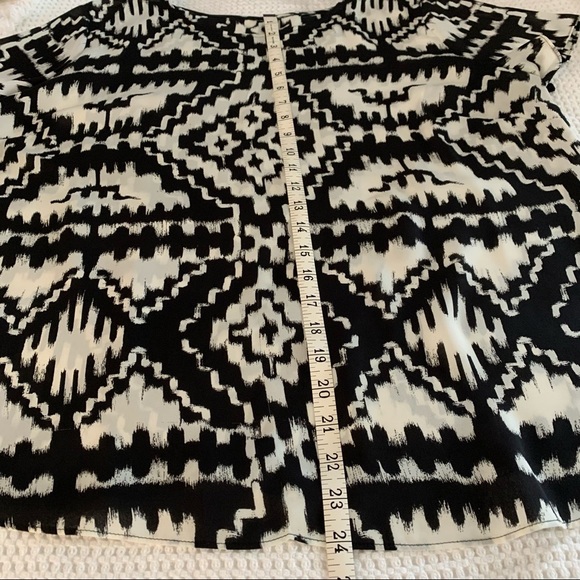 Patterned black & white Blouse with Interesting Back - XL - Picture 5 of 7